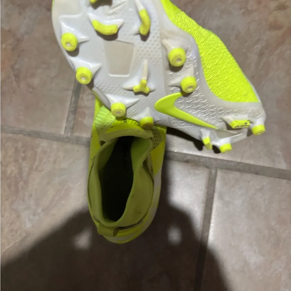 Nike Bright Yellow Cleats - Picture 7 of 11